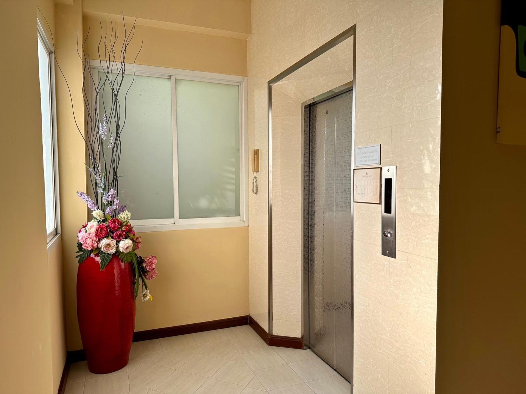 Calypzo Bangkok Hotel Bagian luar foto